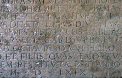 Dettaglio dell'epigrafe in cui si menziona Octaviano Vulpello